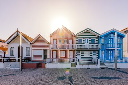 Las fotogénicas casas a rayas de colores de Costa Nova.