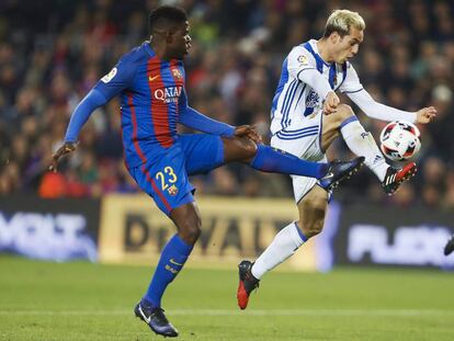 Juanmi se lleva la pelota ante Umtiti. 