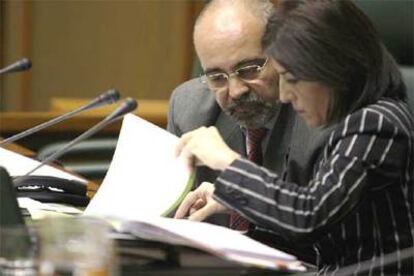 José Antonio Pastor habla con la presidenta del Parlamento, Izaskun Bilbao, en un pleno de la Cámara.