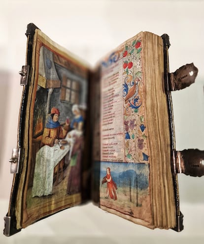 Una de las piezas de la colección de manuscritos expuestos junto al manuscrito de 'Las Muy Ricas Horas', en el castillo de Chantilly.