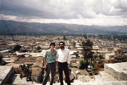 Juan Diego Flórez, a los 19 años, y su maestro de canto Andrés Santa María, en una viaje a Cajamarca.