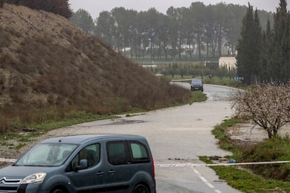 La carretera RM-B16 que une el municipio de Cehegín (Murcia), con la pedanía del Campillo, cortada al tráfico.
