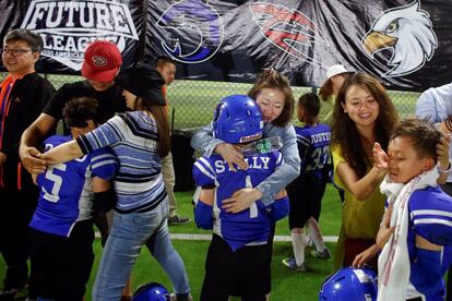 Adultos consuelan a los jugadores de los Sharklets, tras perder el partido.