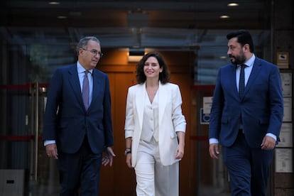 El presidente de la Asamblea, Enrique Ossorio; la presidenta de la Comunidad de Madrid, Isabel Díaz Ayuso, y el portavoz del PP en el Parlamento, Carlos Díaz-Pache.