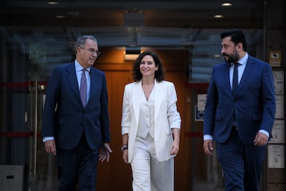 El presidente de la Asamblea, Enrique Ossorio, la presidenta regional, Isabel Díaz Ayuso, y el portavoz parlamentario del PP, Carlos Díaz-Pache, en junio de 2023.