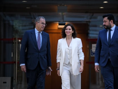 El presidente de la Asamblea, Enrique Ossorio, la presidenta regional, Isabel Díaz Ayuso, y el portavoz parlamentario del PP, Carlos Díaz-Pache, en junio de 2023.