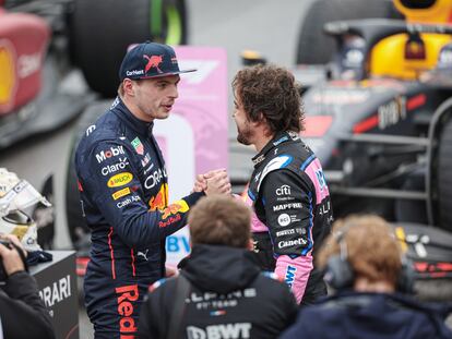 Fernando Alonso (D) saluda a Max Verstappen tras las clasificaciones del sábado.