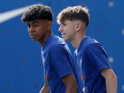 Lamine Yamal junto a Pablo Torre durante un entrenamiento del primer equipo del Barcelona antes del partido contra el Atlético de Madrid.