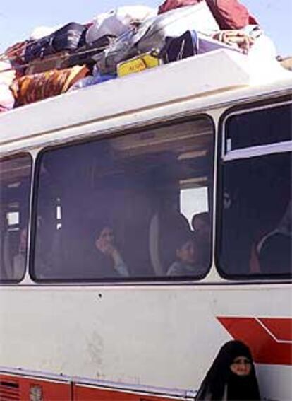 Autobuses cargados de iraquíes cruzan la frontera de Siria para volver a su  tierra.