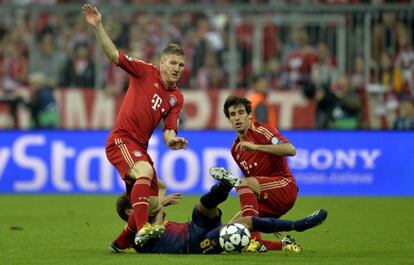 Javi Martínez le arrebata el cuero a Alba, ante la mirada de Schweinsteiger.