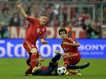 Javi Martínez le arrebata el cuero a Alba, ante la mirada de Schweinsteiger.