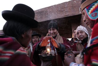 El presidente de Bolivia, Evo Morales, participa en un ritual para celebrar la llegada del invierno en Tiwanacu.