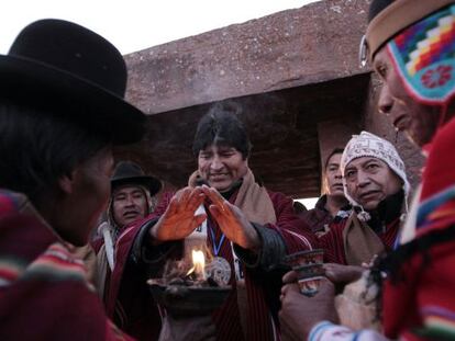 El presidente de Bolivia, Evo Morales, participa en un ritual para celebrar la llegada del invierno en Tiwanacu.