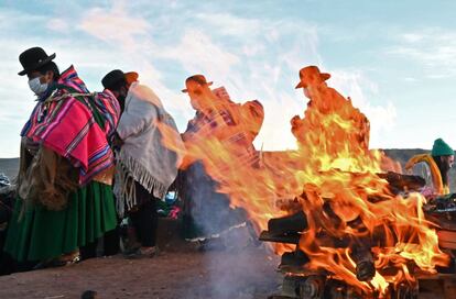 Indígenas aymaras participan en la celebración del año nuevo aymara en Tiwanaku, Bolivia. El país reanudó las celebraciones del Año Nuevo Andino en el solsticio de invierno marcando el año 5529.