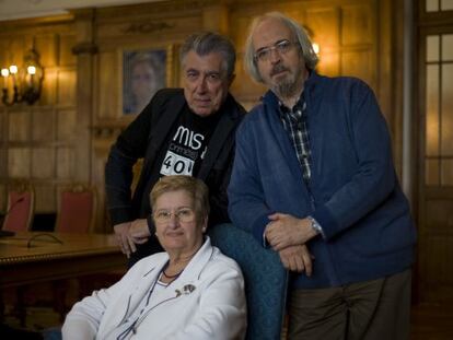 Los escritores Jordi Sierra i Fabra (izquierda), Joan Manuel Gisbert y María Isabel Molina (sentada).