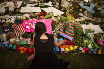 Flores y mensajes en un monumento improvisado a las v&iacute;ctimas de la matanza en una discoteca gay de Orlando (Estados Unidos).