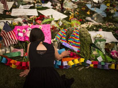 Flores y mensajes en un monumento improvisado a las v&iacute;ctimas de la matanza en una discoteca gay de Orlando (Estados Unidos).