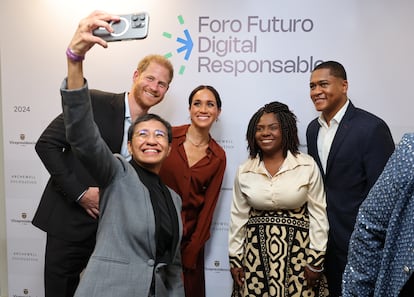 Más tarde, Enrique y Meghan cerraron el primer día de su viaje participando en el Foro Futuro Digital Responsable en
Bogotá. En él hablaron sobre cómo fomentar un entorno más seguro para los jóvenes en la era de las redes sociales. En la foto, posan para un un selfi con la periodista y premio nobel de la Paz María Ressa, que también participó en el evento.