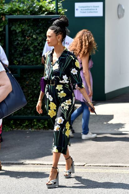 Thandie Newton con un mono negro de estampados florales.