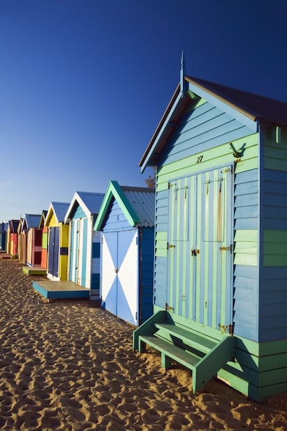 En la Australiana Brighton Beach se encuentran 82 casetas de playa de paredes de madera y tejado de hierro, cada una distinta a la otra y todas con un punto de color. Fueron construidas en el siglo XIX y han permanecido prácticamente intactas. Mantienen el aire victoriano de la época en la que se levantaron para resguardarse de las miradas de los curiosos, y han convertido esta playa en una de las más reconocibles de Melbourne. En esta playa de la bahía de Port Phillip se concentran aficionados al surf, a la navegación y al ciclismo. Y, tras las casetas —patrimonio nacional de Australia—, el bonito ‘skyline’ de Melbourne. Más información: <a href="https://www.visitmelbourne.com/regions/melbourne/things-to-do/history-and-heritage/heritage-buildings/brighton-bathing-boxes" target="_blank">visitmelbourne.com</a>