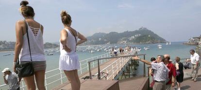 Turistas admiran la bahía de La Concha, en San Sebastián.