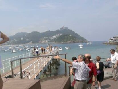 Turistas admiran la bahía de La Concha, en San Sebastián.