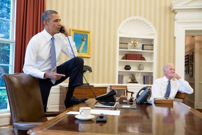 Barack Obama habla por teléfono desde el Despacho Oval con el presidente de la Cámara de Representantes de Estados Unidos, John Boehner, republicano, mientras el vicepresidente Joe Biden escucha, el 31 de agosto de 2013