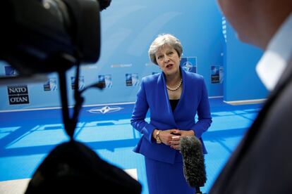 La primera ministra británica Theresa May habla con los medios a su llegada a la Cumbre de la OTAN, el 11 de julio de 2018, en Bruselas.  