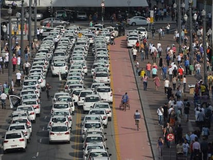 Taxistas paran viaduto del Té para protestar contra Uber.