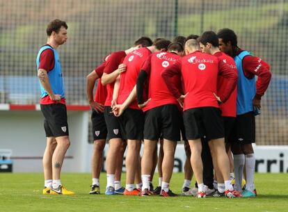 Amorebieta, a la izquierda, durante el entrenamiento previo al partido de Valladolid.