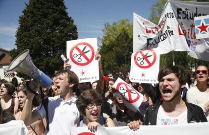 Manifestantes contra la subida de tasas universitarias en Santiago, frente a la Xunta. 