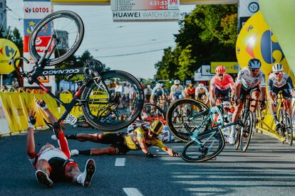 El accidente provocado por Dylan Groenewegen (en el suelo en el centro) en la Vuelta a Polonia que acabó con el ingreso de Jakobsen en la UCI