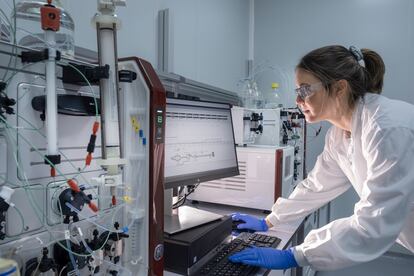 Una empleada de la biotecnológica Hipra, en una imagen de archivo.