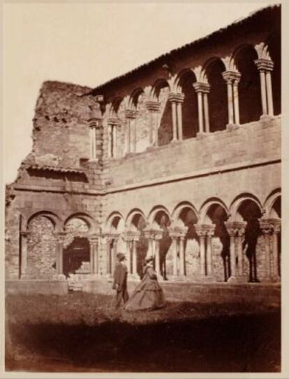 El claustro fotografiado en 1867.