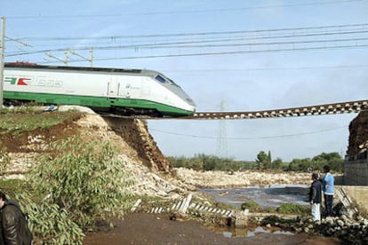 Un tren de italiano de alta velocidad estuvo a punto de descarrillar al arrastrar la lluvia un puente cerca de Bari.