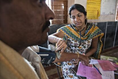 La estudiante de medicina Prathyusha ha decidido realizar sus prácticas obligatorias para convertirse en médico (equivalentes al MIR) en Smile on Wheels, una ONG local opera una flota de autobuses reconvertidos en clínicas que ofrecen servicios sanitarios básicos en zonas rurales remotas y barriadas urbanas. "Me da la oportunidad de acercarme a las necesidades de quienes menos acceso a la Sanidad tienen", afirma mientras toma la tensión a un paciente.