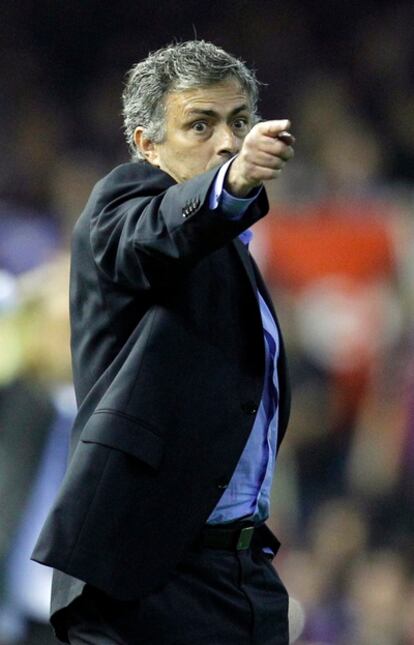Mourinho da instrucciones durante la final.
