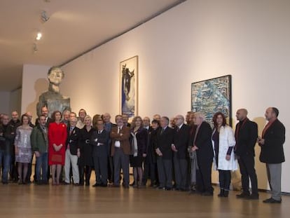 La reina Sofía, con la comitiva de artistas e invitados en una de las salas.