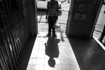 Un vendedor callejero se asoma a la puerta de la organización. Según José Guadalupe Ruelas, director de Casa Alianza, cerca de un millón de niños en Honduras no accede a la educación secundaria por explotación laboral o falta de plazas. 