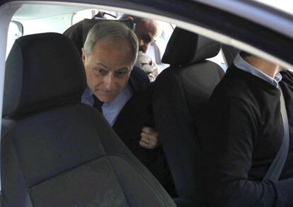 La policía se lleva detenido a Felip tras la inspección en su departamento.