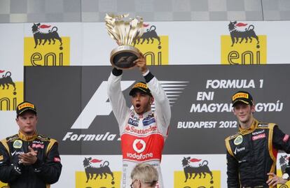 Hamilton celebra su triunfo en Hungría entre Raikkonen y Grosjean.