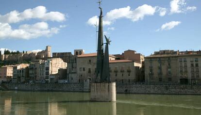 El monument continua eregit enmig del riu Ebre.