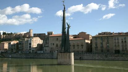 El monument continua eregit enmig del riu Ebre.