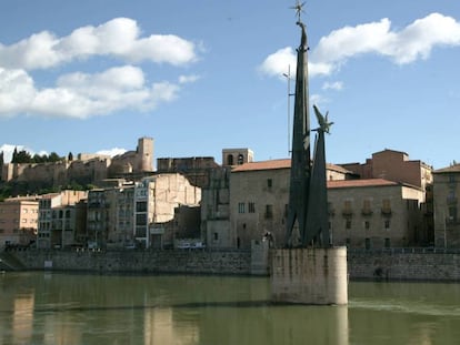 El monument continua eregit enmig del riu Ebre.