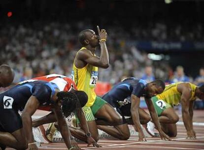 Usain Bolt dirige un gesto al cielo momentos antes de la salida de la final de los 100 metros.