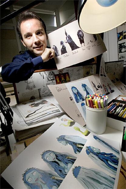 En su estudio, con los bocetos para la película de Tim Burton.