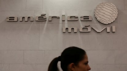 Logo de América Móvil en sus oficinas de México DF.