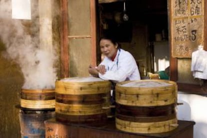 Puesto de comida callejera en la ciudad vieja de Shanghái.