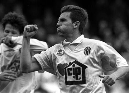 Roberto celebra un gol con el Valencia.