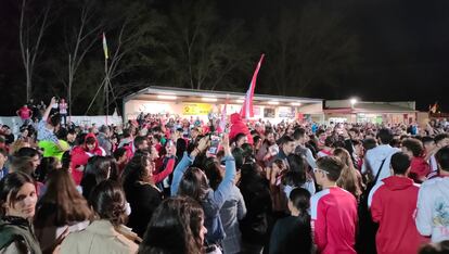 Los aficionados del Autol celebran la victoria.